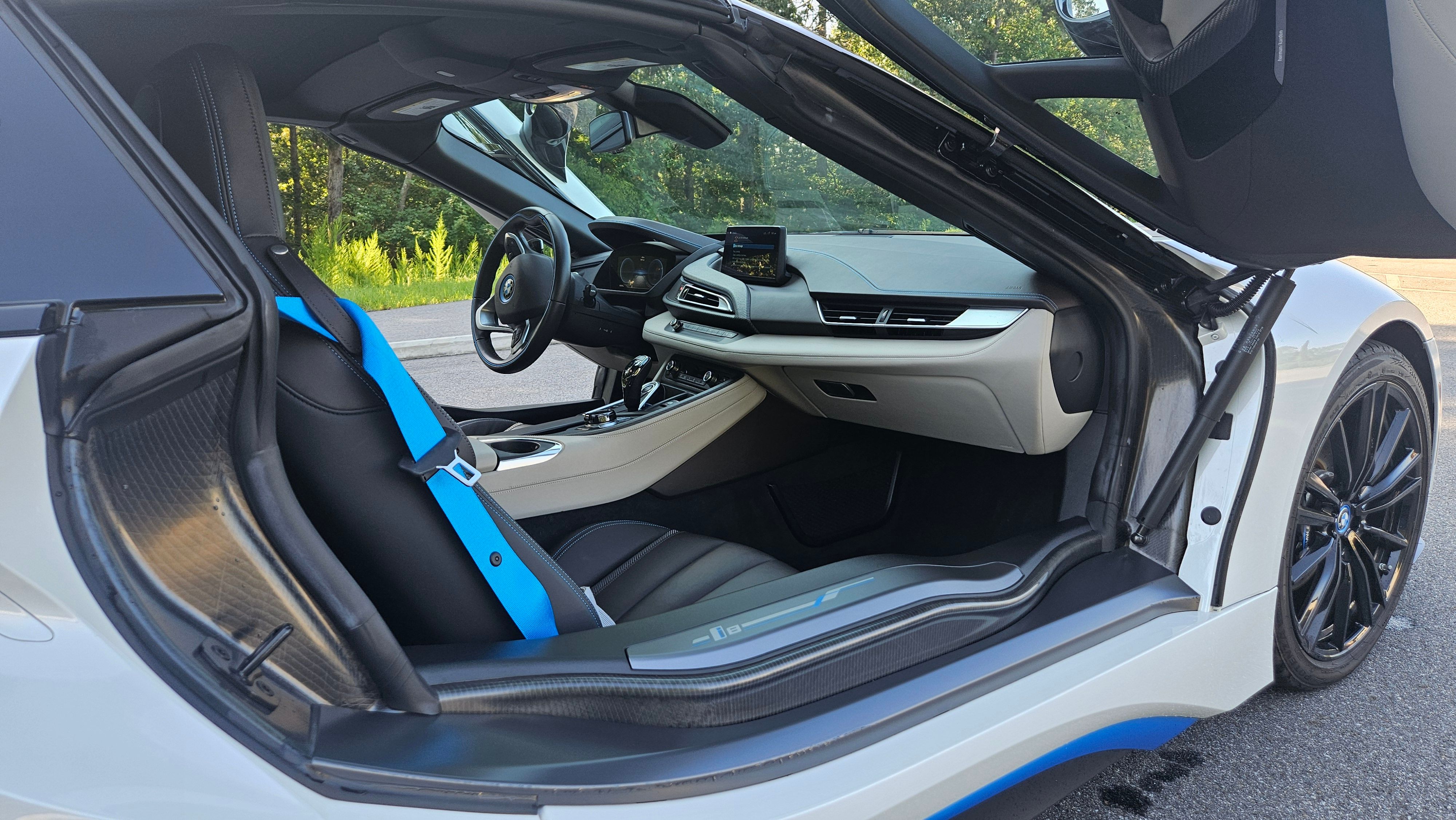 Used 2019 BMW i8 Roadster AWD/4WD image 14