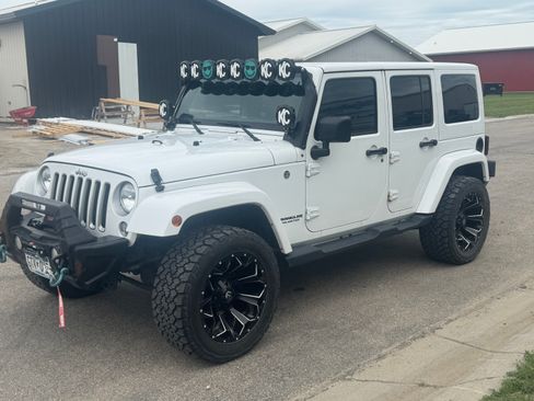 Used 2017 Jeep Wrangler Unlimited Sahara w/ Connectivity Group AWD/4WD image 1