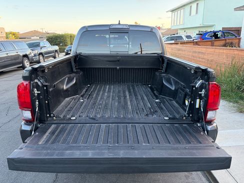 Used 2019 Toyota Tacoma TRD Sport image 5