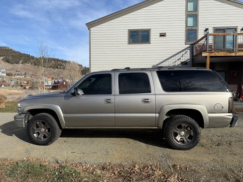 Used 2001 Chevrolet Suburban LT w/ LT Preferred Equipment Group image 2