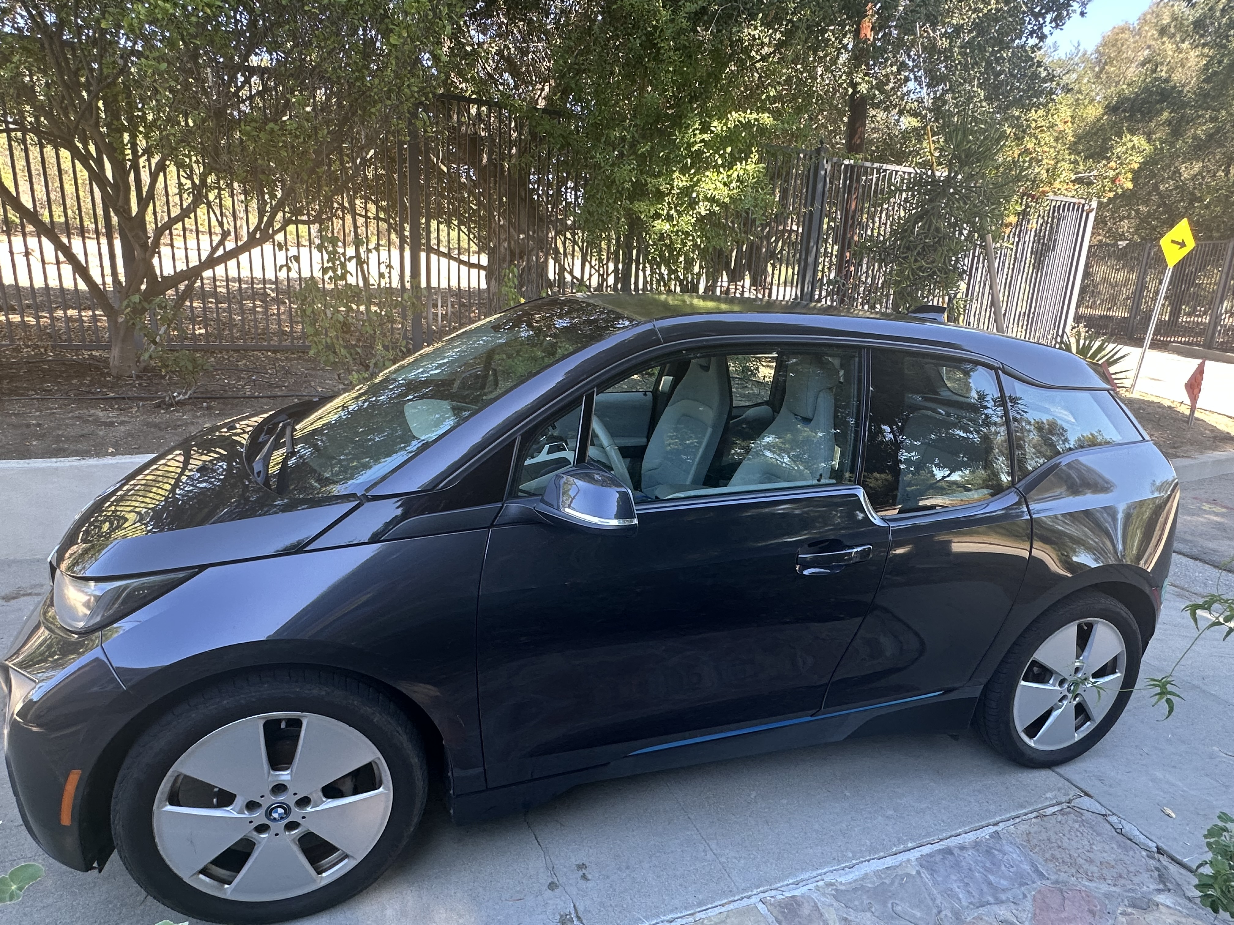 Used 2014 BMW i3 w/ Range Extender RWD image 1