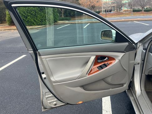 Used 2011 Toyota Camry XLE image 11