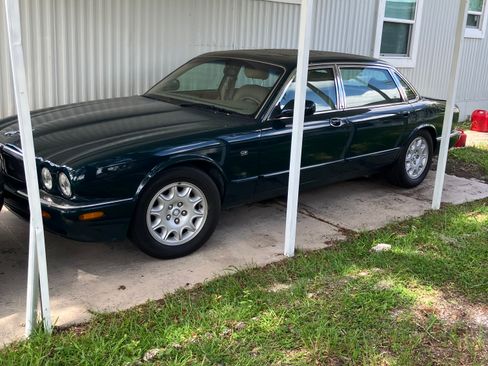 Used 1998 Jaguar XJ8 RWD image 1