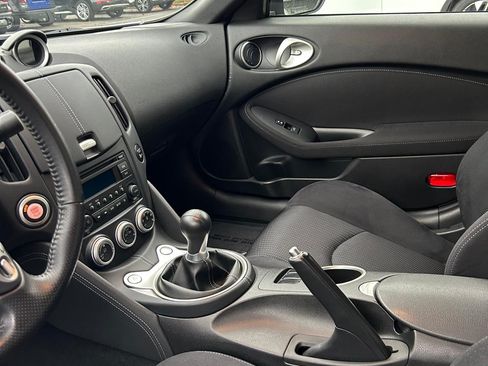 Used 2017 Nissan 370Z Coupe RWD image 4