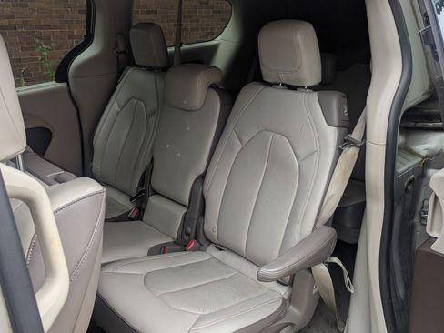 Used 2017 Chrysler Pacifica Touring-L Plus w/ Advanced Safetytec Group image 4