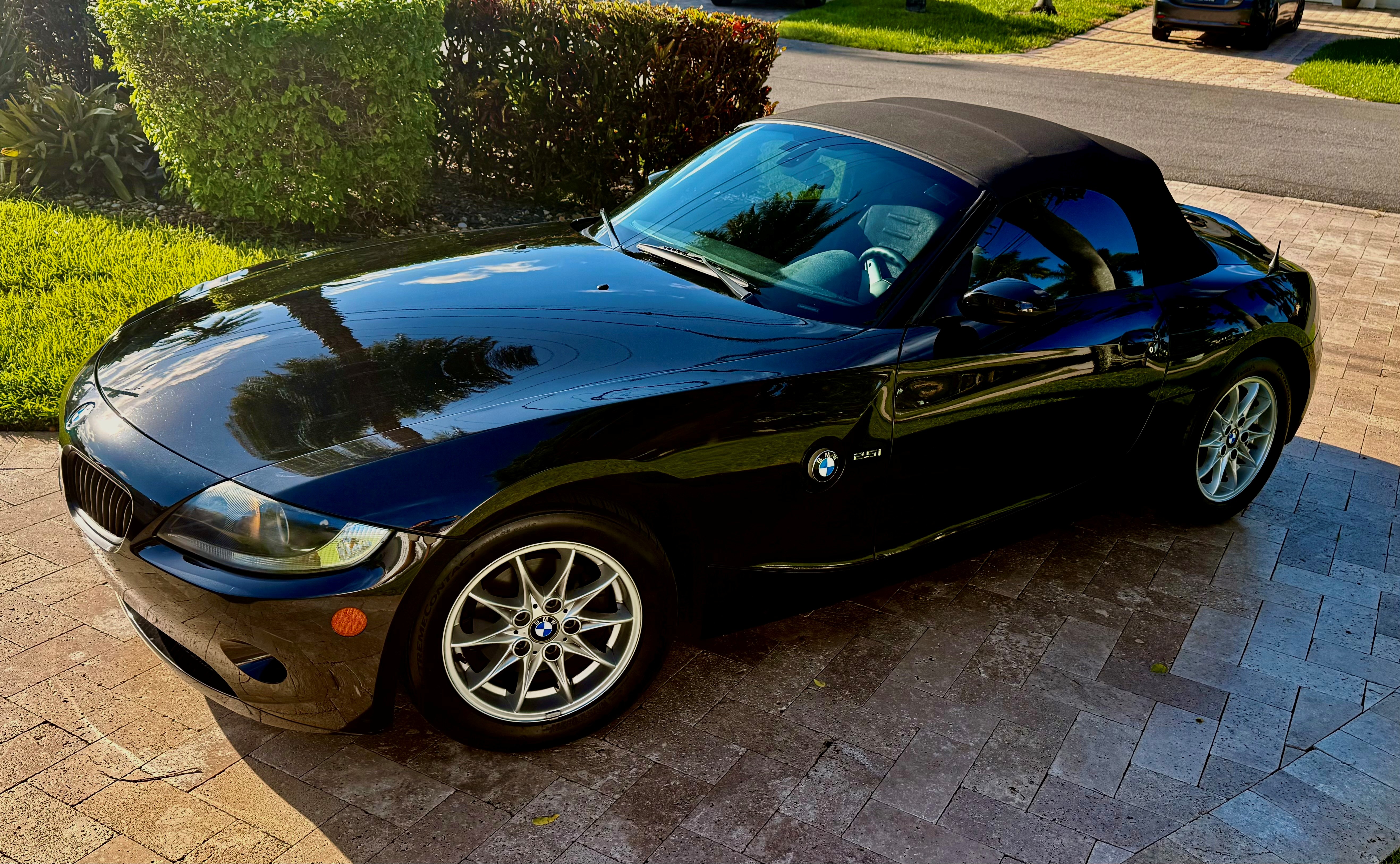 Used 2005 BMW Z4 2.5i RWD image 1