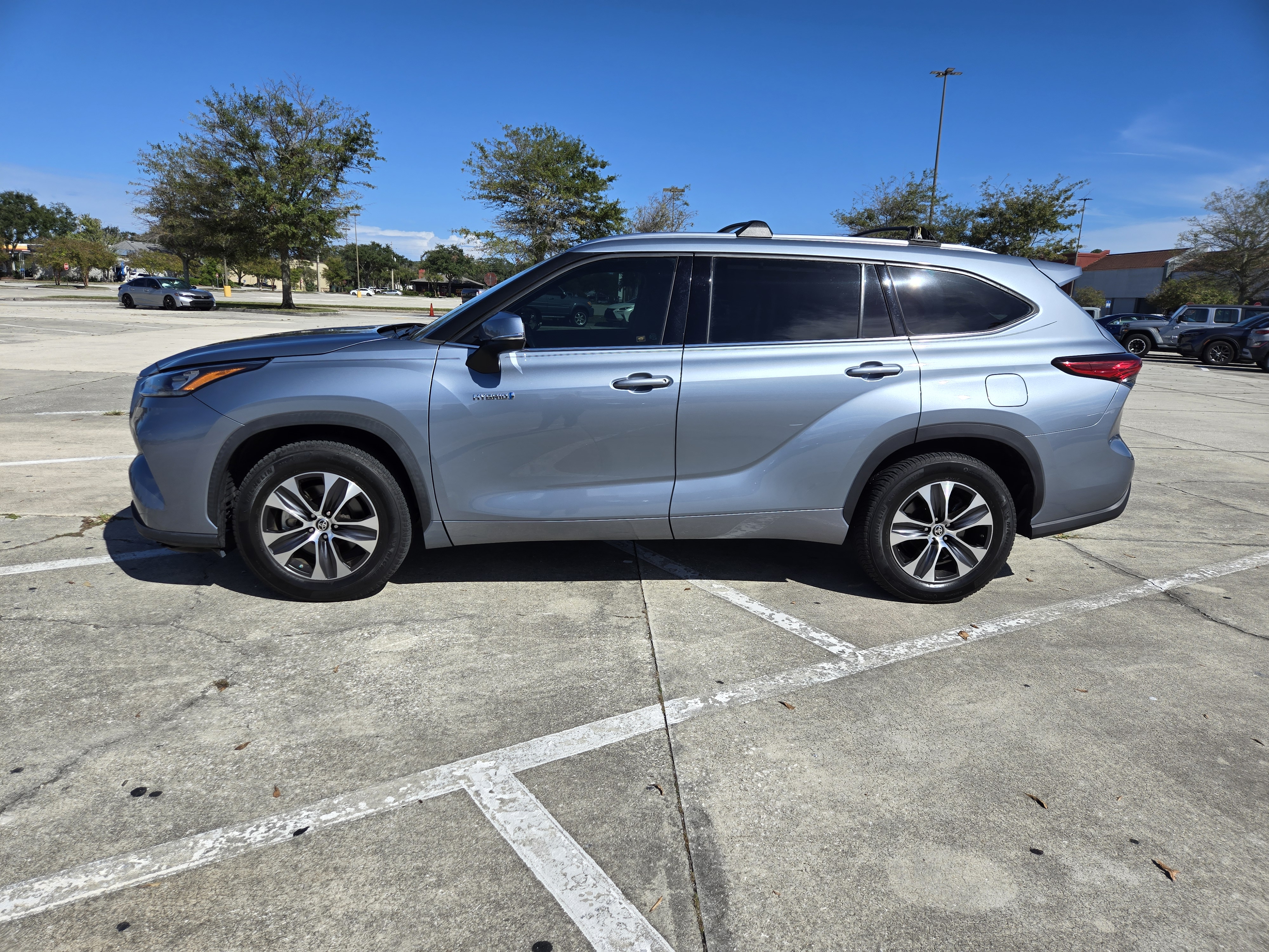 Used 2020 Toyota Highlander XLE FWD image 1