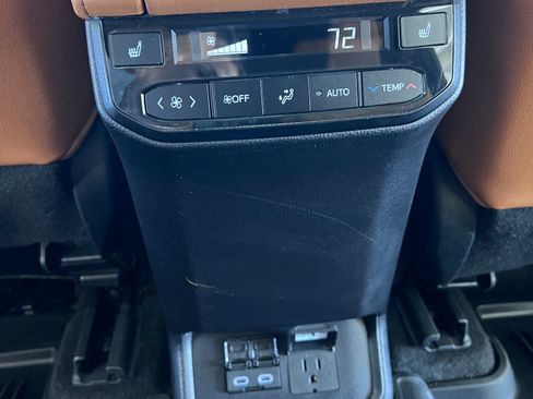 Used 2023 Toyota Highlander Platinum AWD/4WD image 19
