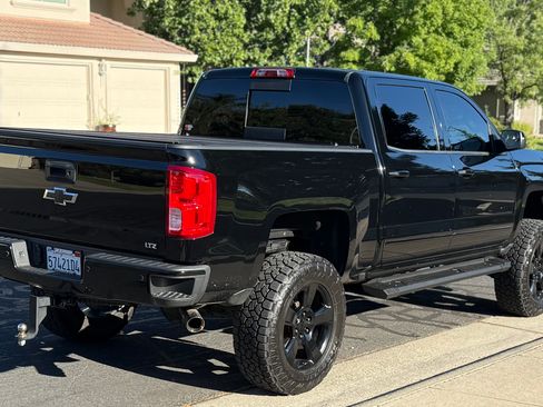Used 2017 Chevrolet Silverado 1500 LTZ Z71 w/ Midnight Edition AWD/4WD image 18