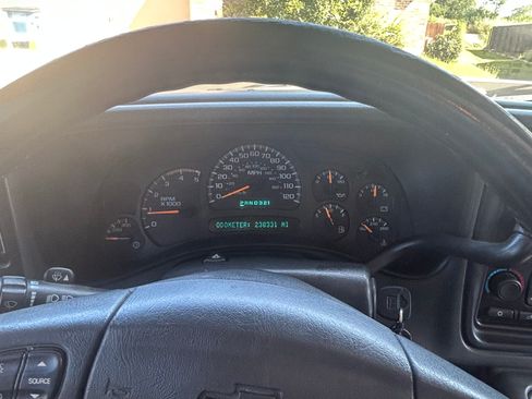 Used 2005 Chevrolet Silverado 2500 LT w/ Heavy-Duty Power Package image 5