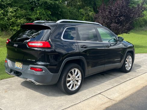 Used 2016 Jeep Cherokee Limited w/ Luxury Group FWD image 4