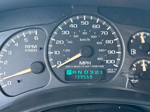 Used 2002 Chevrolet Suburban 2500 LT image 11