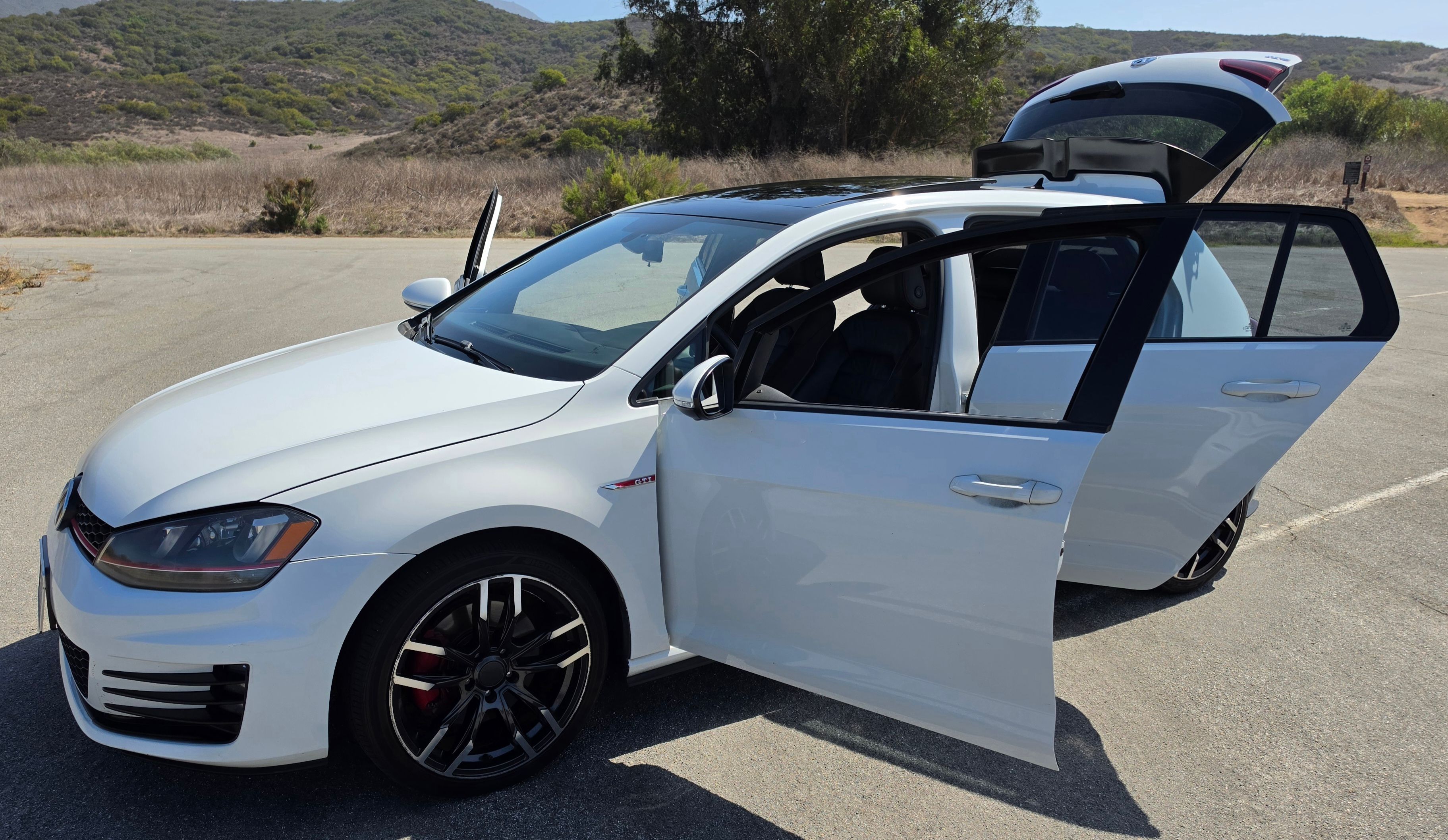 Used 2015 Volkswagen Golf 4-Door FWD image 8