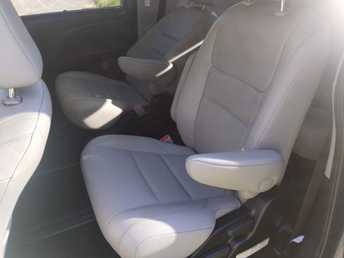 Used 2017 Toyota Sienna Limited Premium AWD/4WD image 4