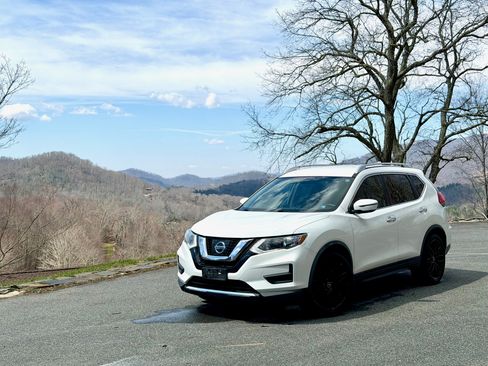 Used 2017 Nissan Rogue SV image 1