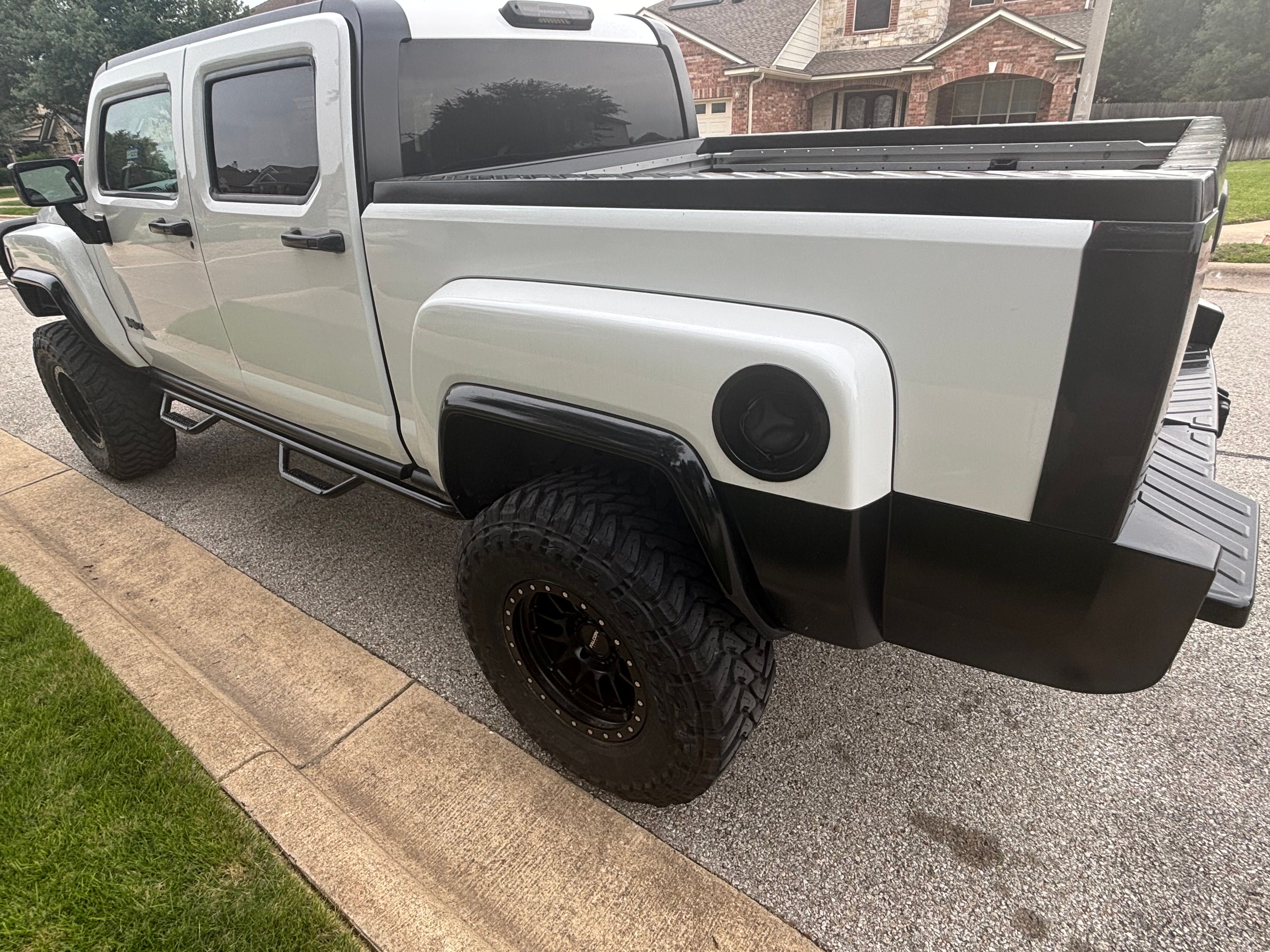 Used 2010 HUMMER H3T Alpha AWD/4WD image 2