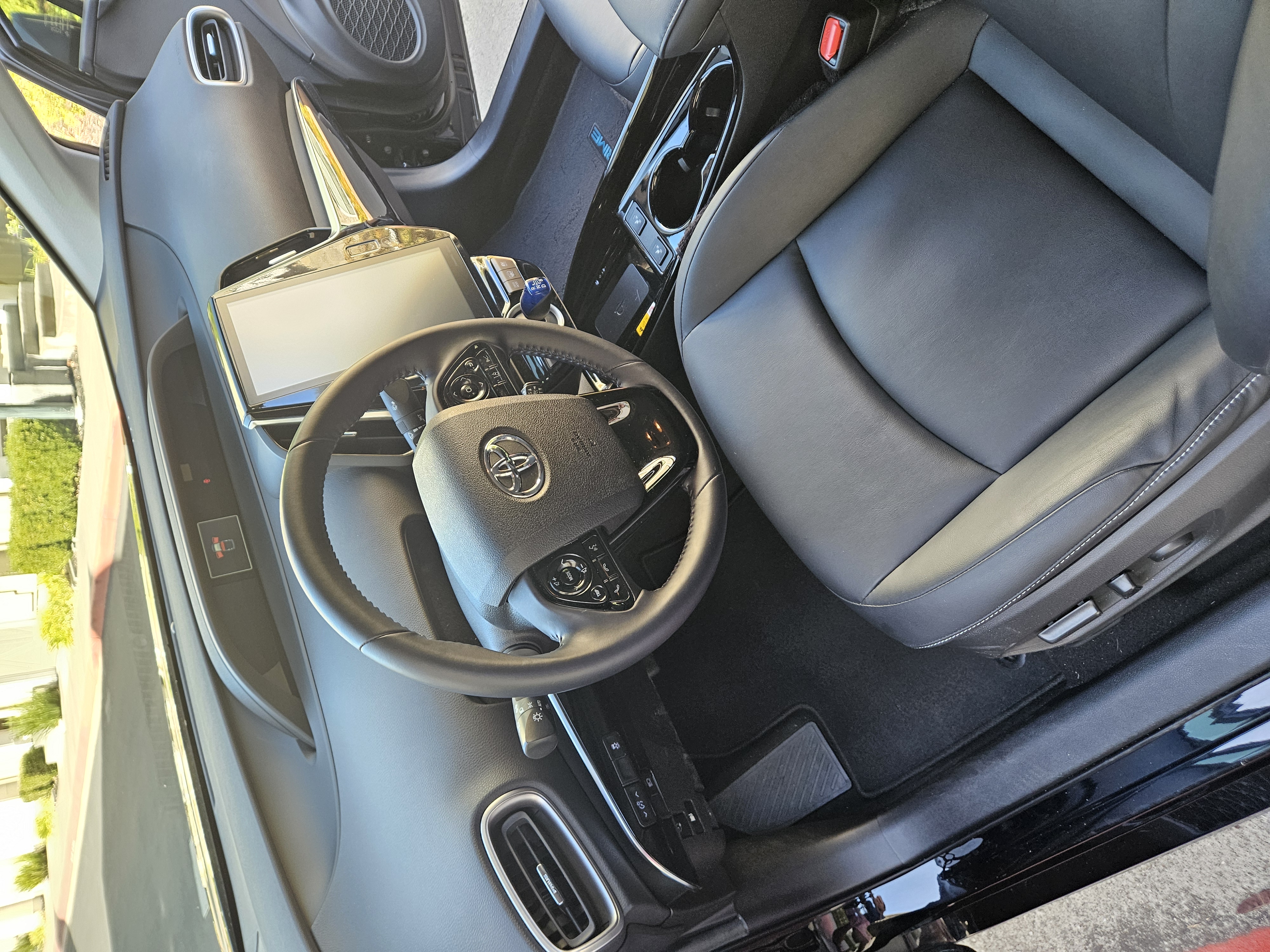 Used 2022 Toyota Prius Prime XLE FWD image 2