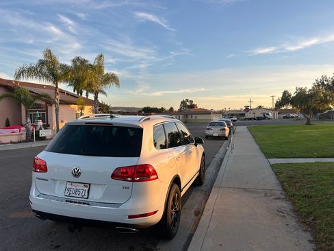 Used 2014 Volkswagen Touareg Sport image 13