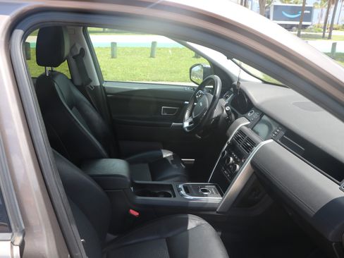 Used 2017 Land Rover Discovery Sport SE AWD/4WD image 15