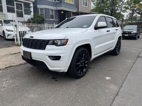 Used 2018 Jeep Grand Cherokee Altitude image 1