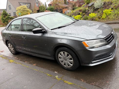 Used 2015 Volkswagen Jetta S image 2