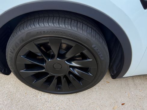 Used 2023 Tesla Model Y Long Range image 10