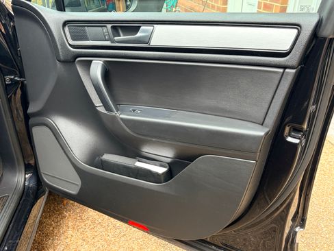 Used 2017 Volkswagen Touareg Wolfsburg Edition image 32