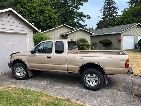 Used 2000 Toyota Tacoma Pickup image 4