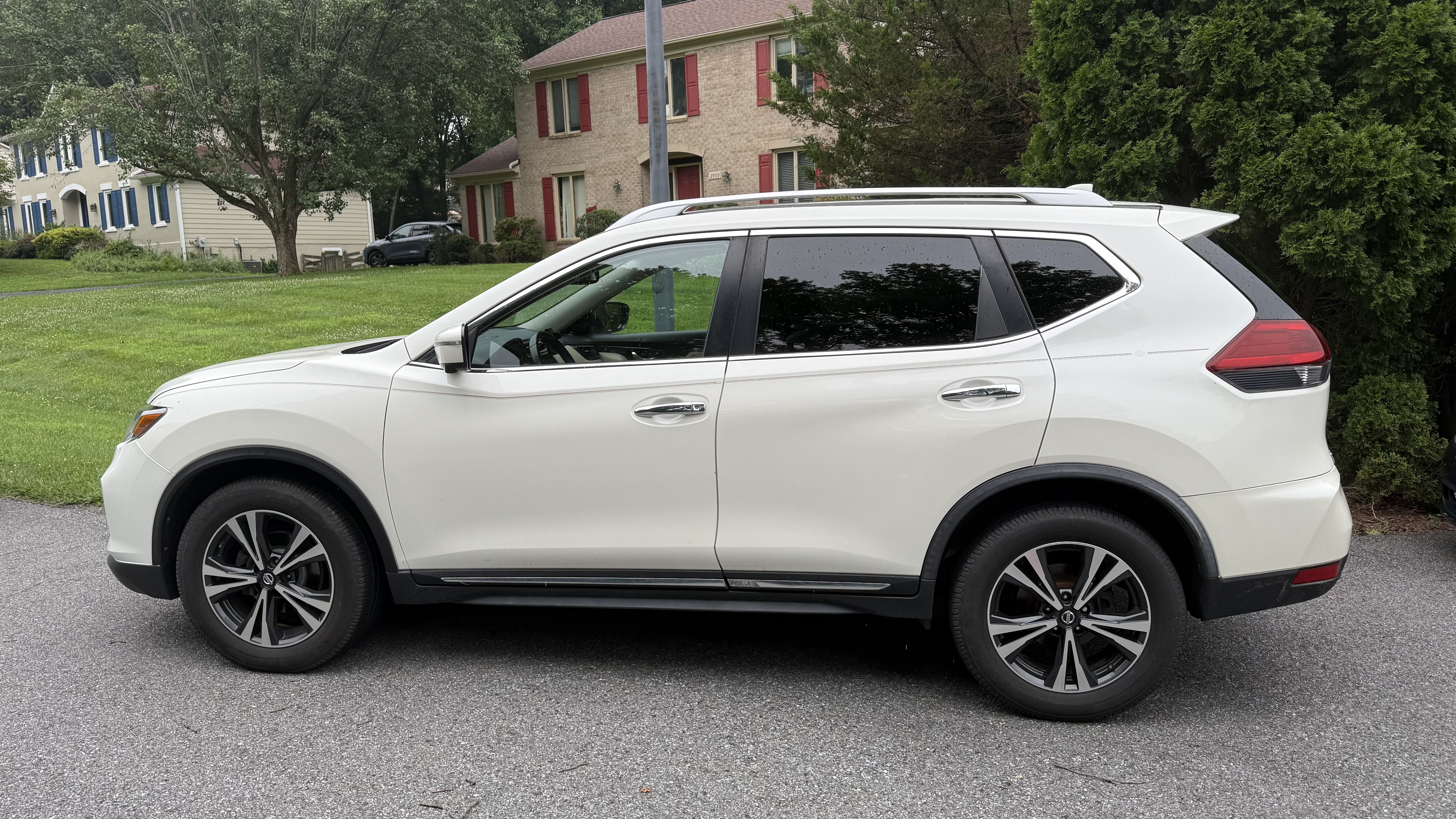Used 2018 Nissan Rogue SL w/ Premium Package AWD/4WD image 1