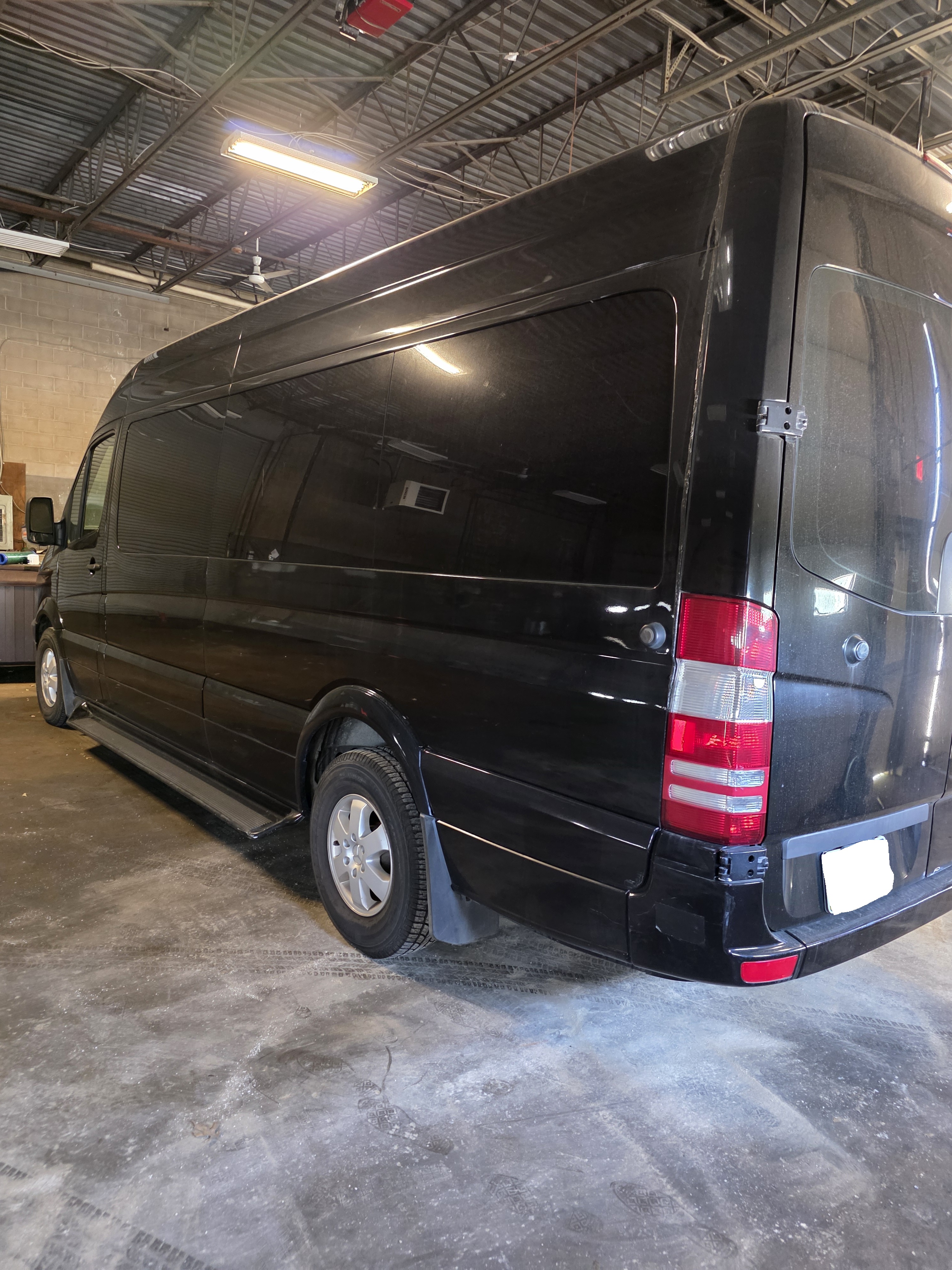 Used 2010 Mercedes-Benz Sprinter 2500 image 2