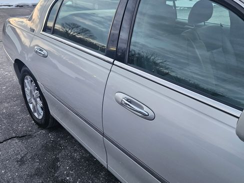 Used 2006 Lincoln Town Car Signature Limited image 10