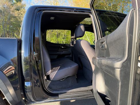 Used 2016 Toyota Tacoma TRD Off-Road w/ Premium & Technology Package AWD/4WD image 19