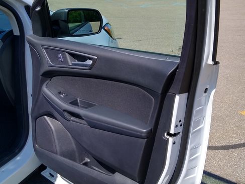 Used 2019 Ford Edge SE image 13