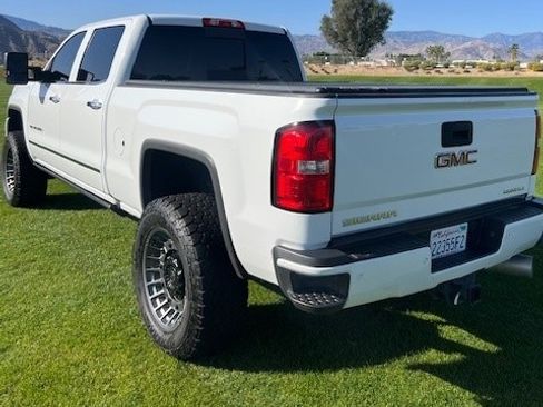 Used 2017 GMC Sierra 2500 Denali w/ Duramax Plus Package image 9