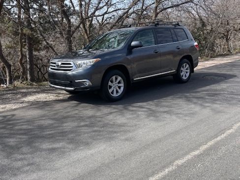 Used 2012 Toyota Highlander SE w/ Tow Pkg image 19