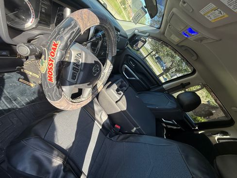 Used 2017 Nissan Titan SV image 10