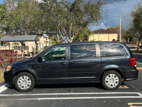 Used 2014 Dodge Grand Caravan SE image 4