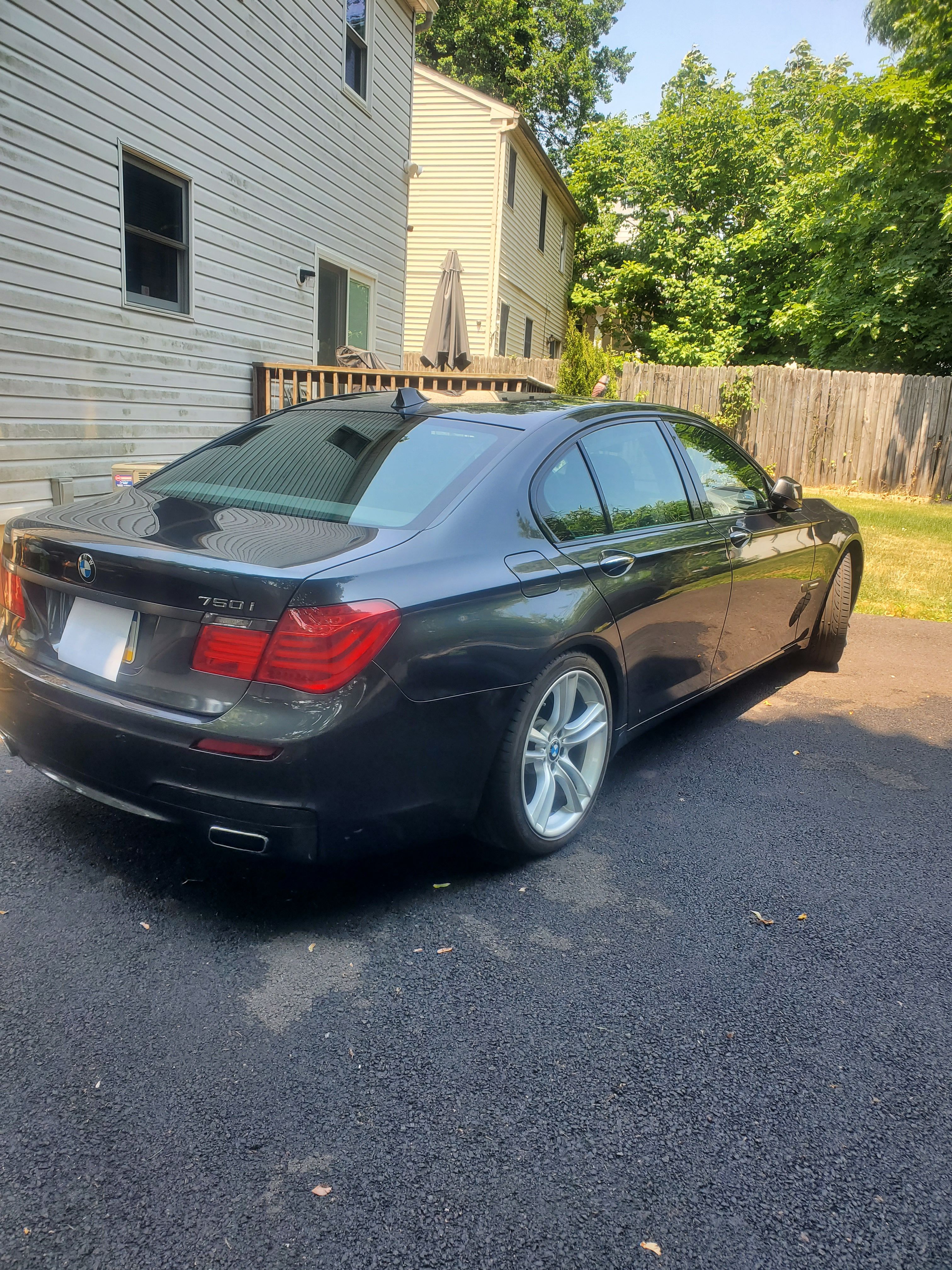 Used 2011 BMW 750i RWD image 2