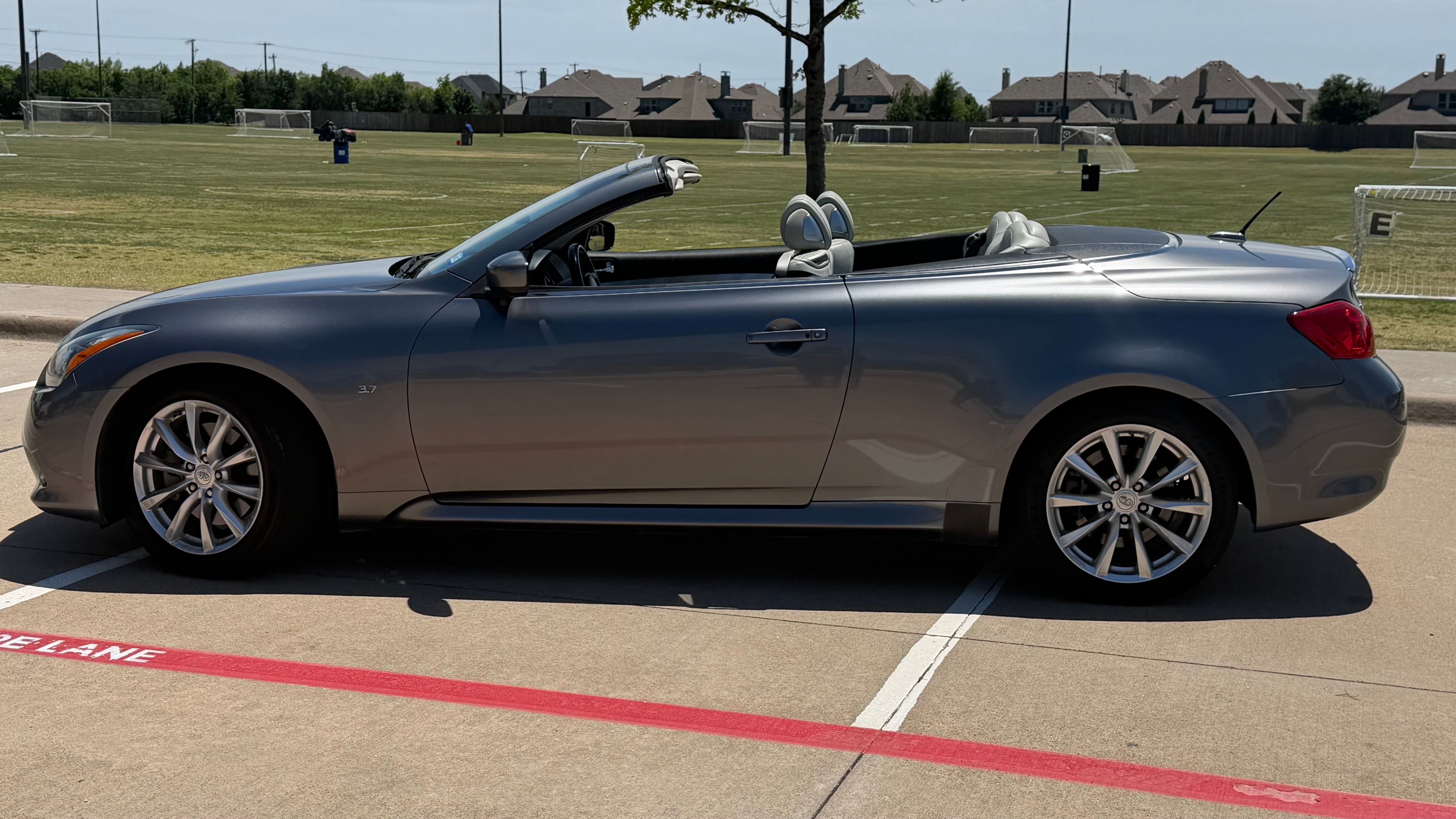 Used 2014 INFINITI Q60 Convertible w/ Premium Package RWD image 2