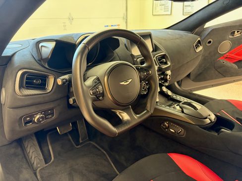Used 2020 Aston Martin V8 Vantage Coupe image 19