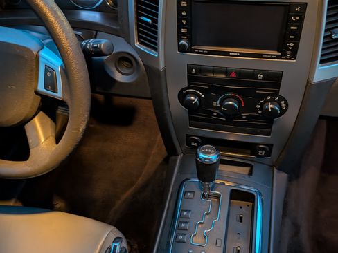 Used 2010 Jeep Grand Cherokee Laredo w/ Sun/Sound Group image 8