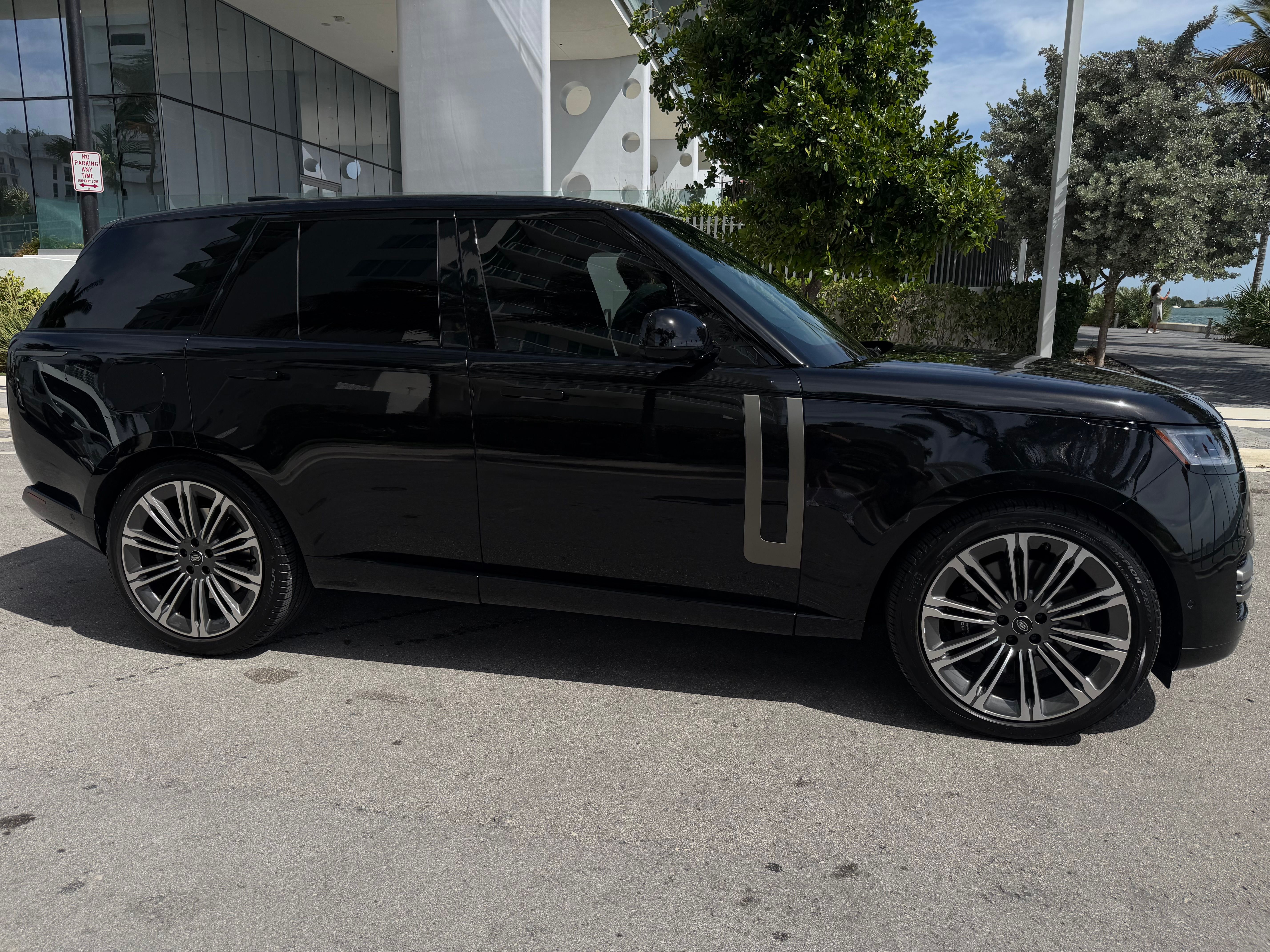 Used 2024 Land Rover Range Rover SE AWD/4WD image 2