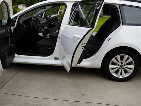 Used 2017 Volkswagen Golf S image 8