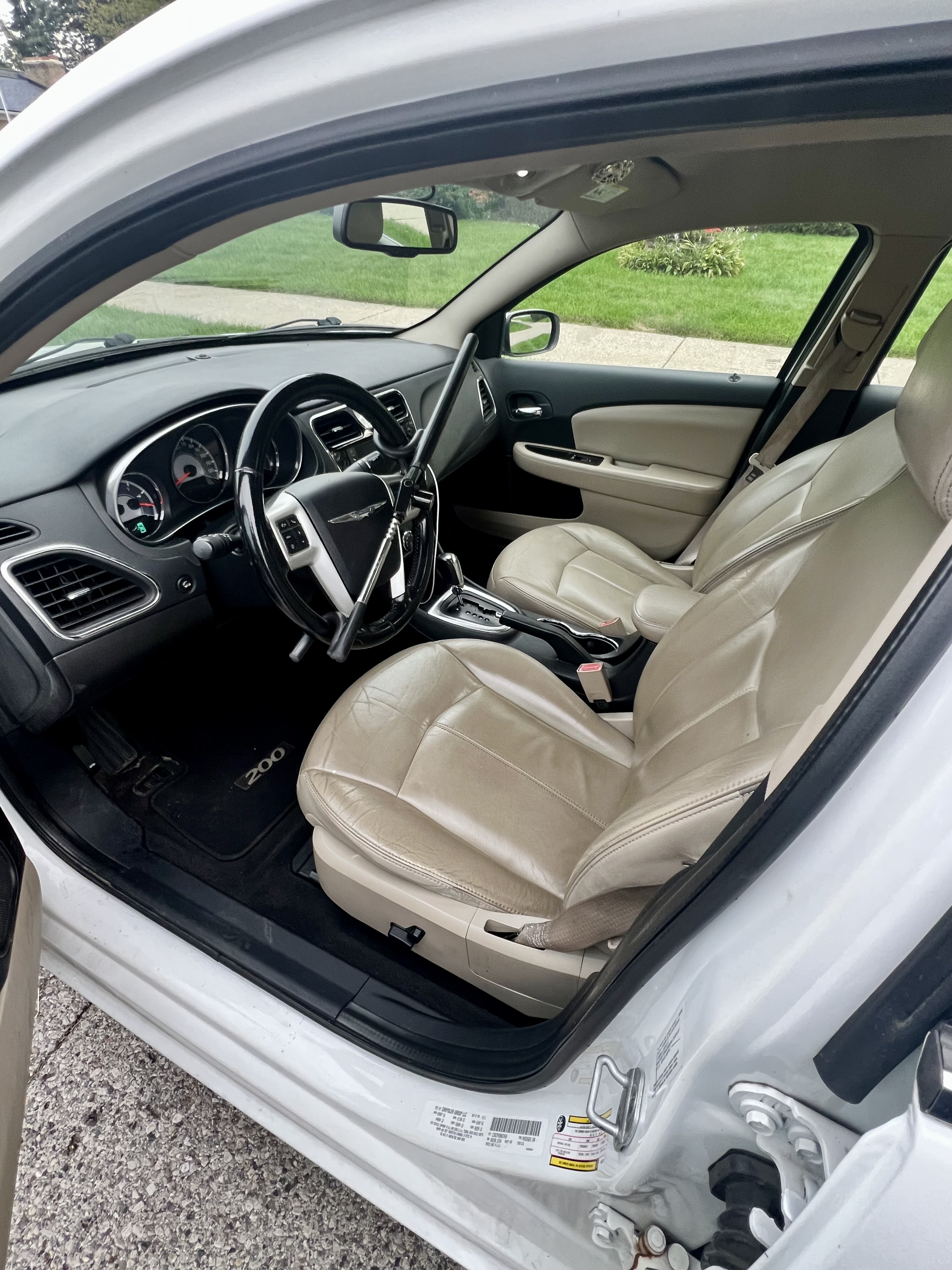 Used 2011 Chrysler 200 Limited FWD image 6