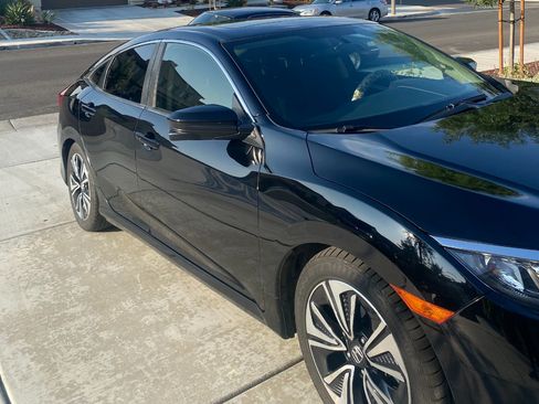 Used 2018 Honda Civic EX-T image 2