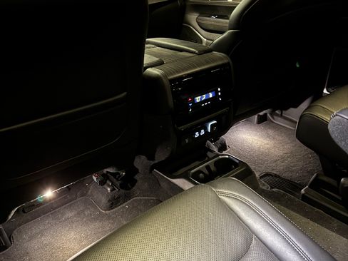 Used 2024 Jeep Wagoneer Series II w/ Convenience Group I image 11