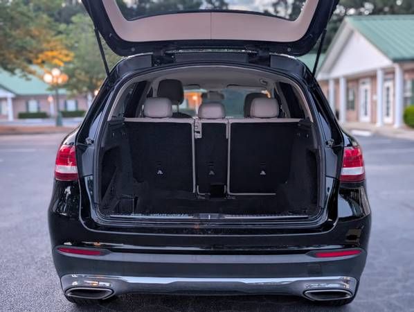 Used 2018 Mercedes-Benz GLC 300 w/ Premium Package image 15