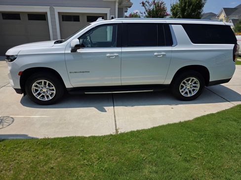 Used 2021 Chevrolet Suburban LT RWD image 1