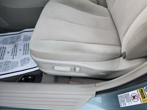 Used 2010 Toyota Camry LE image 24