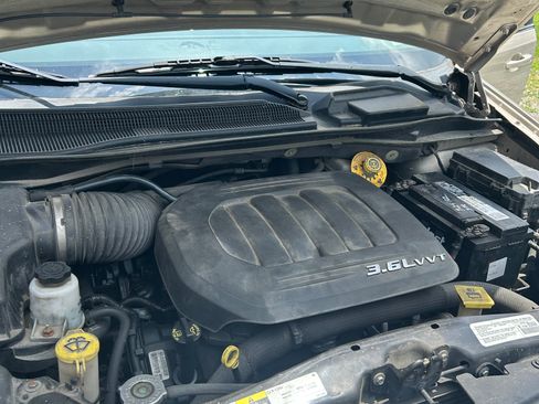Used 2014 Chrysler Town & Country Touring FWD image 6